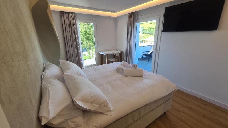 Double Room with Balcony and Sea View image 1