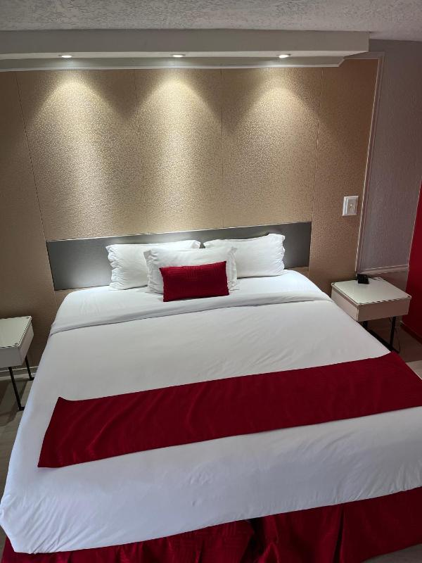 King Room - Non-Smoking image 3