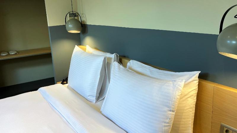 Standard Queen Room image 4
