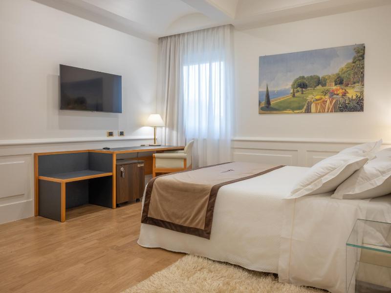 Deluxe Room image 3