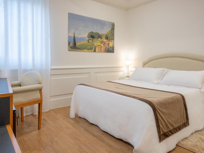 Deluxe Room image 4