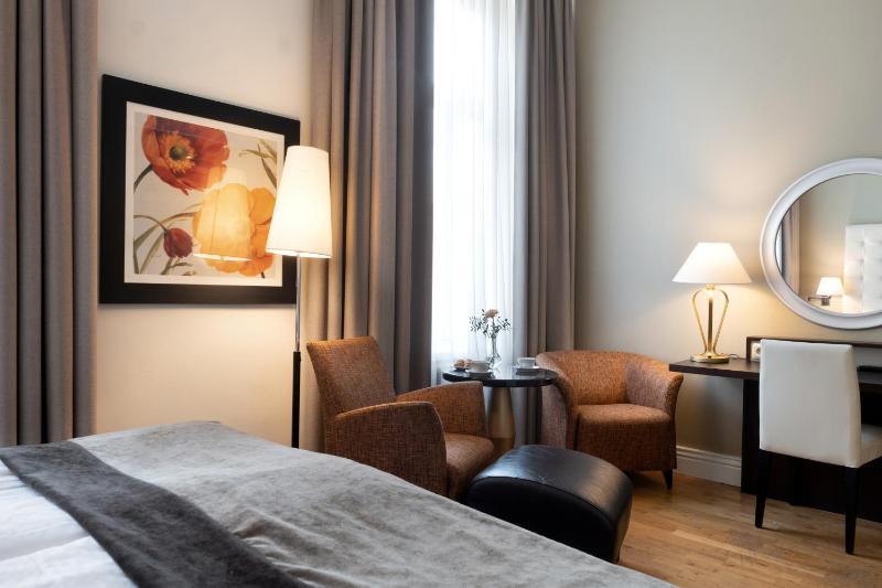 Deluxe Double or Twin Room image 3