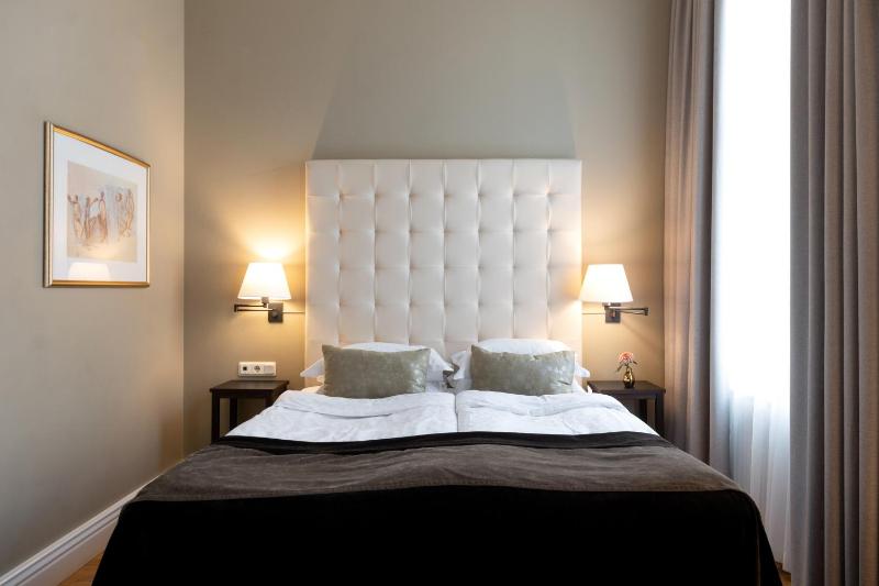 Small Double Room Queen image 1