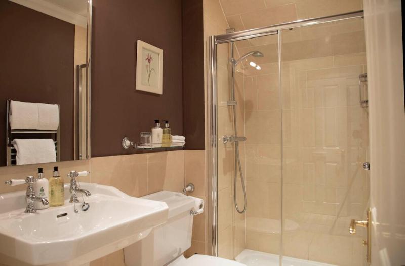Standard Double Room image 3