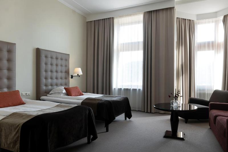Deluxe Double or Twin Room image 4
