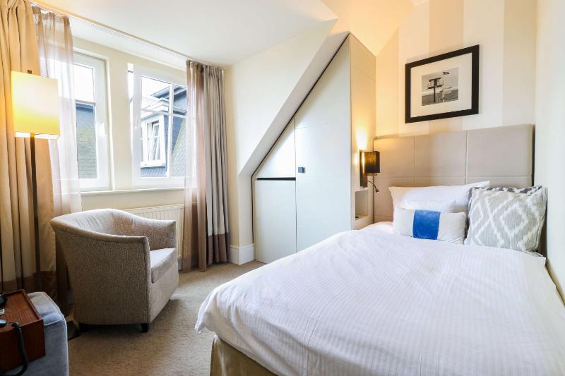 Single Room with Side Sea View image 4