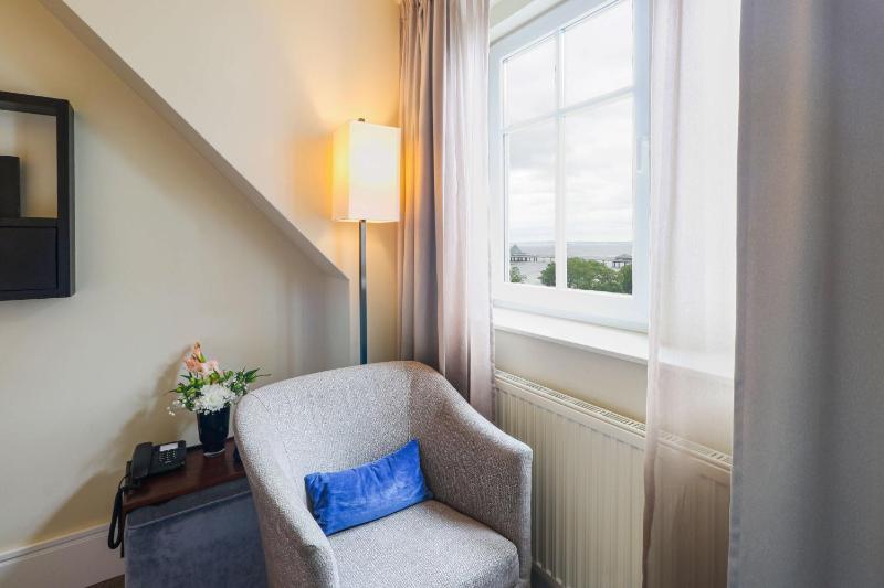 Single Room with Side Sea View image 2