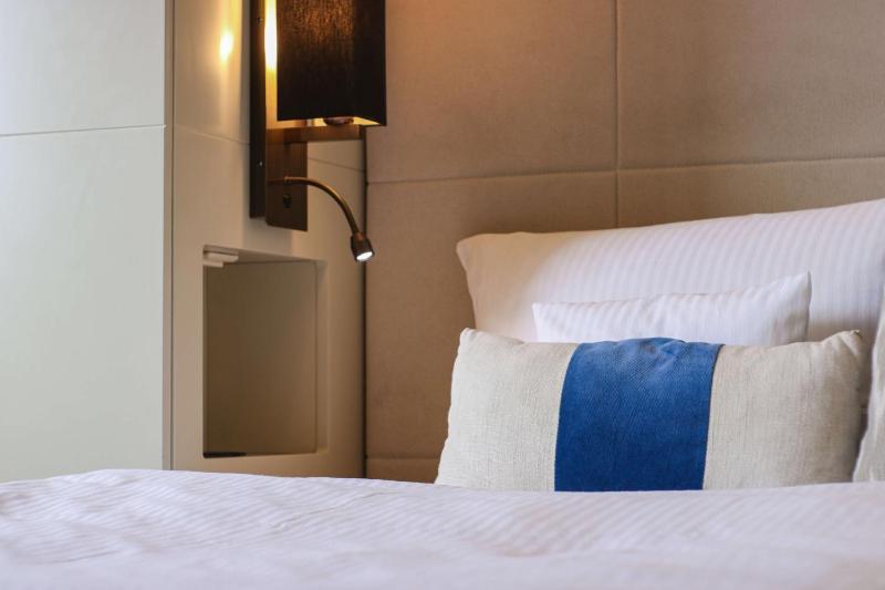 Single Room with Side Sea View image 3