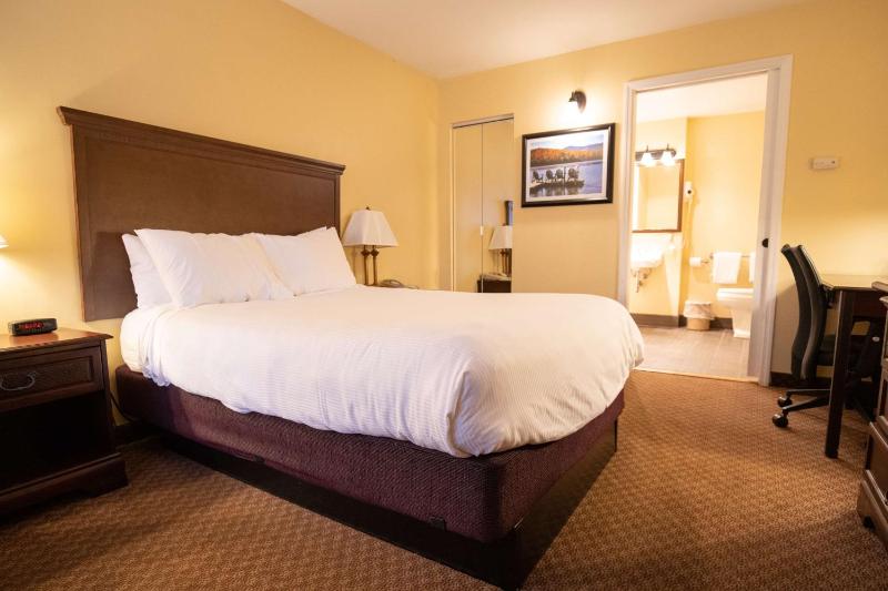 Deluxe Room with Two Double Beds - Non-Smoking  image 4
