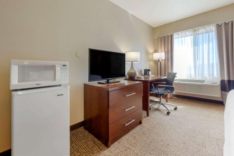 Queen Room with Two Queen Beds - Non-Smoking image 3