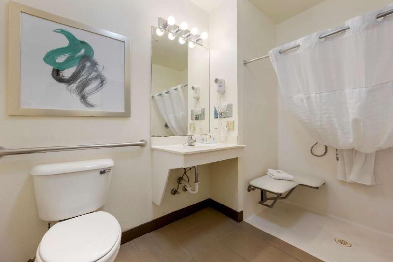 King Room - Accessible/Non-Smoking image 2