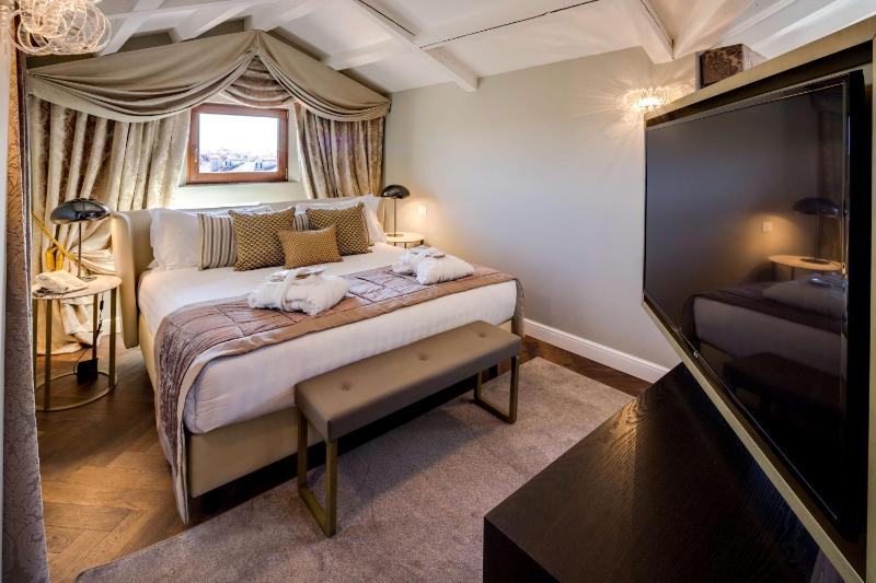 Deluxe Suite image 4