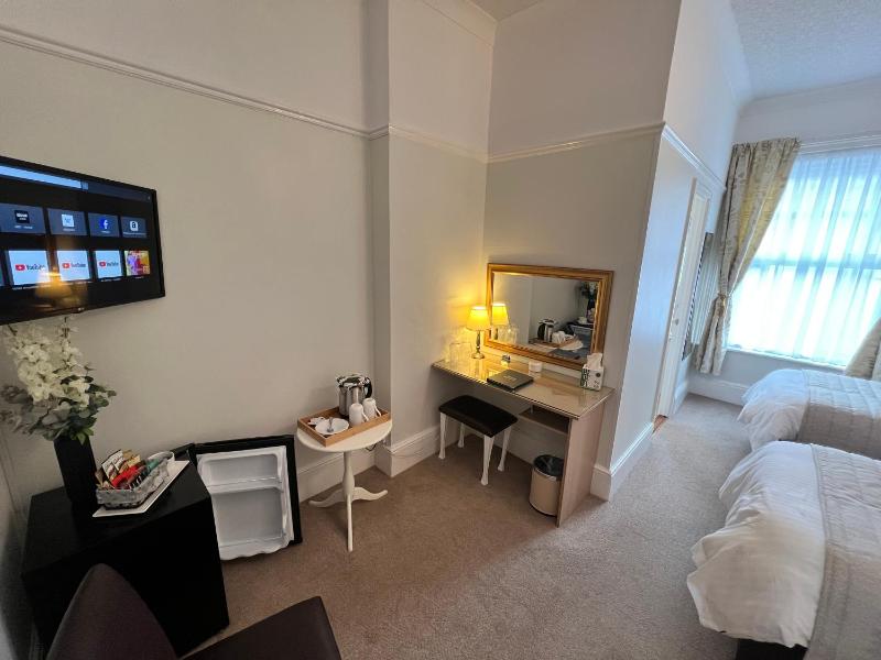 Twin Room First Floor image 4