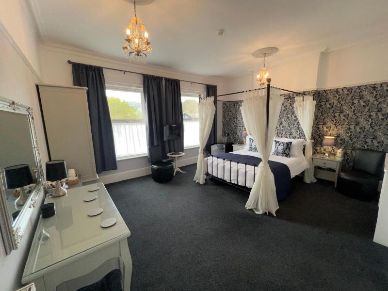 Double Room with Four Poster Bed image 1
