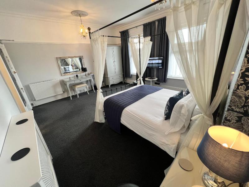 Double Room with Four Poster Bed image 4