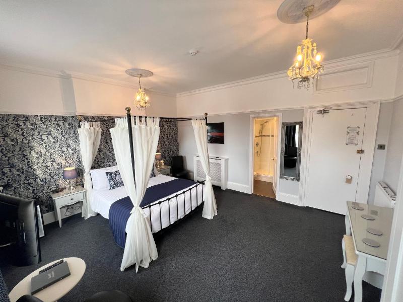 Double Room with Four Poster Bed image 3