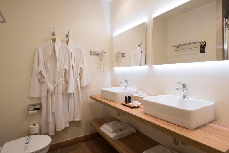 Grand Suite image 2