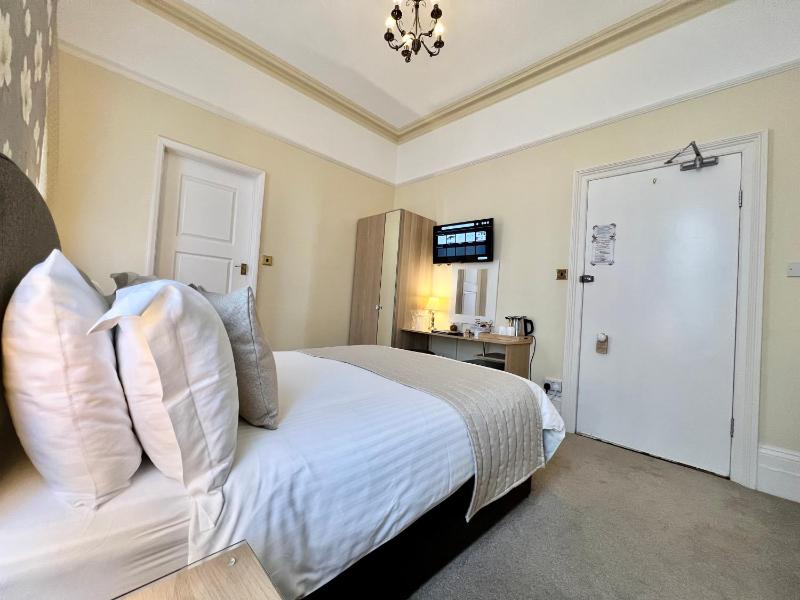 Standard Double Room image 4