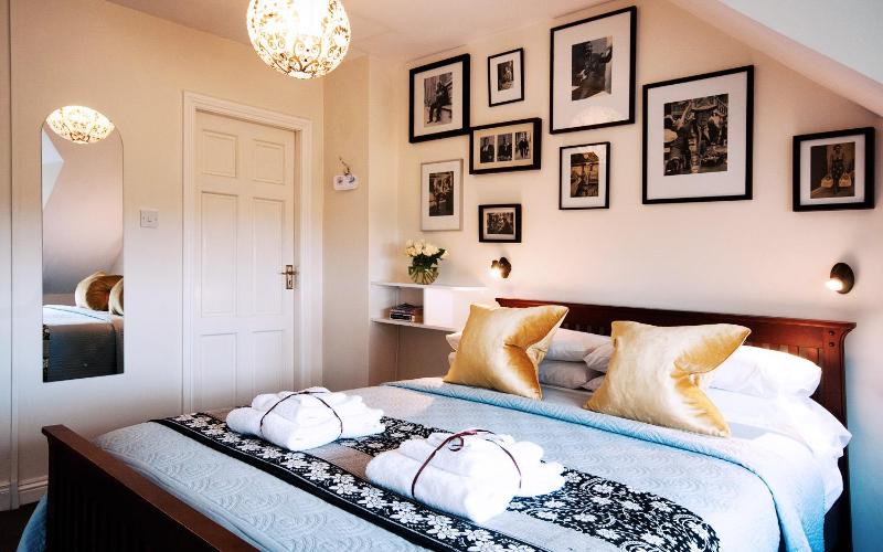 Small Double Room image 4