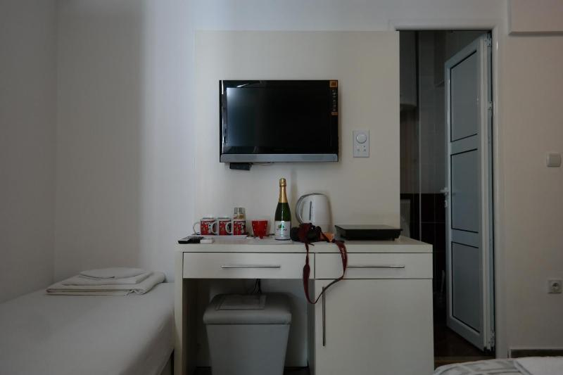 Triple Room with Balcony image 2