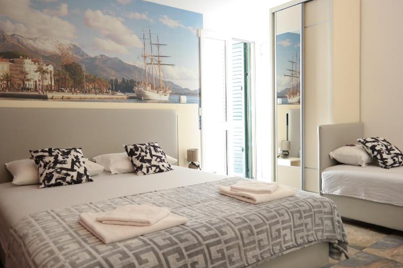 Triple Room with Balcony image 4