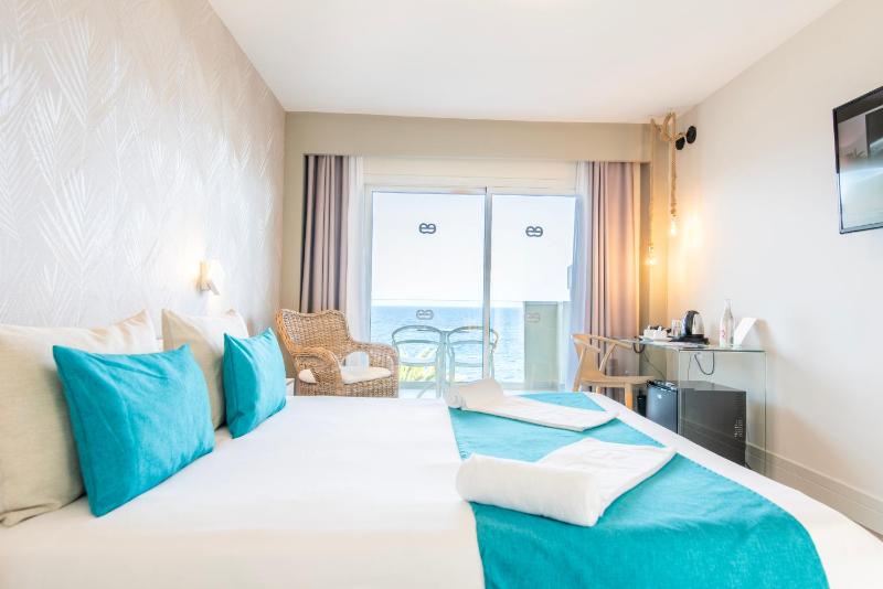 Double or Twin Room with Sea View image 4
