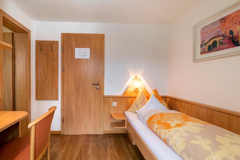 Small Single Room image 3