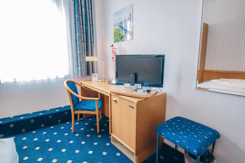 Small Single Room - Street side image 3