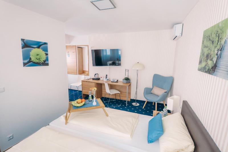Deluxe Double or Twin Room with Garden View image 3