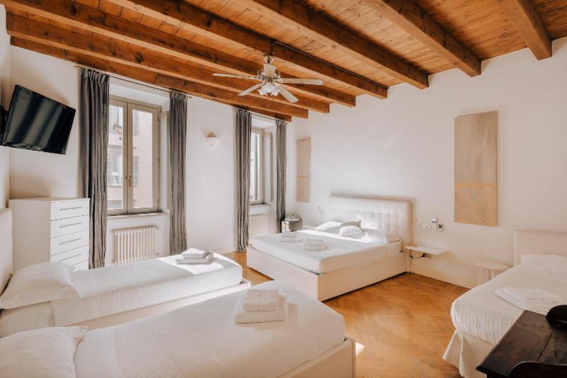 Luxury Quadruple Room image 2