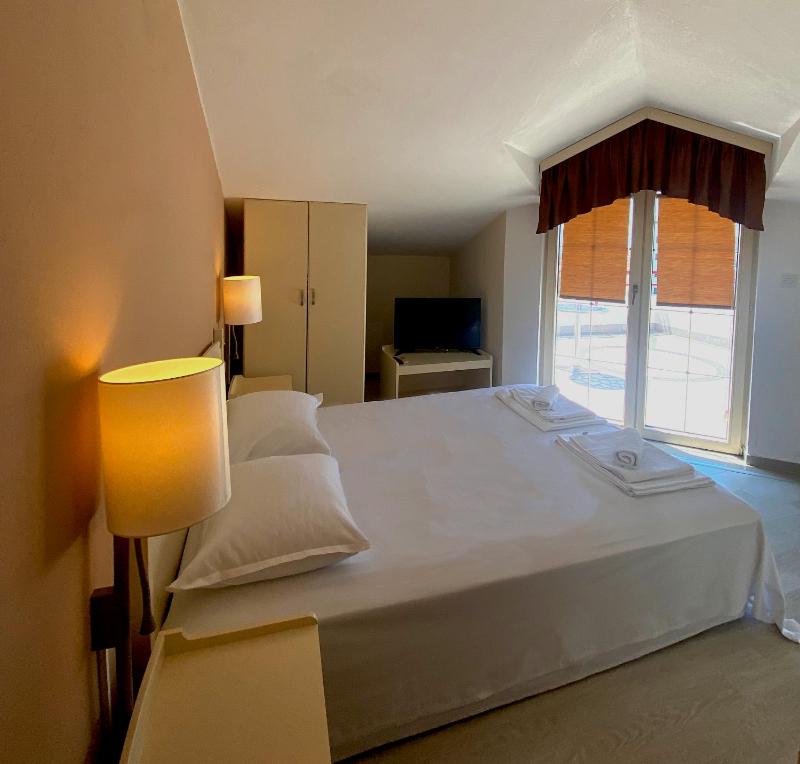 Comfort Double Room with Sea View image 3