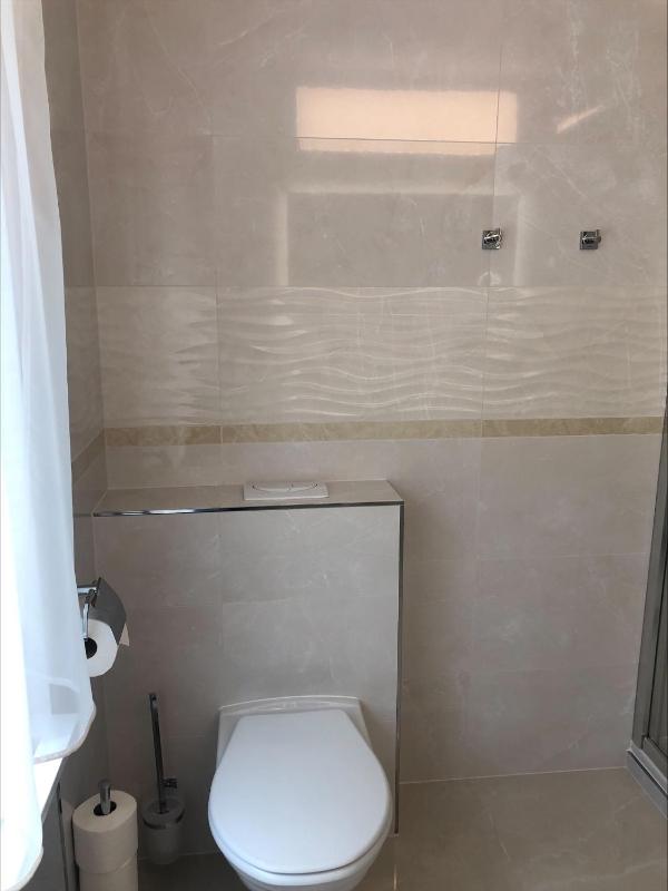 Single Room with Shared Shower and Toilet image 4