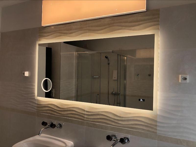 Single Room with Shared Shower and Toilet image 3