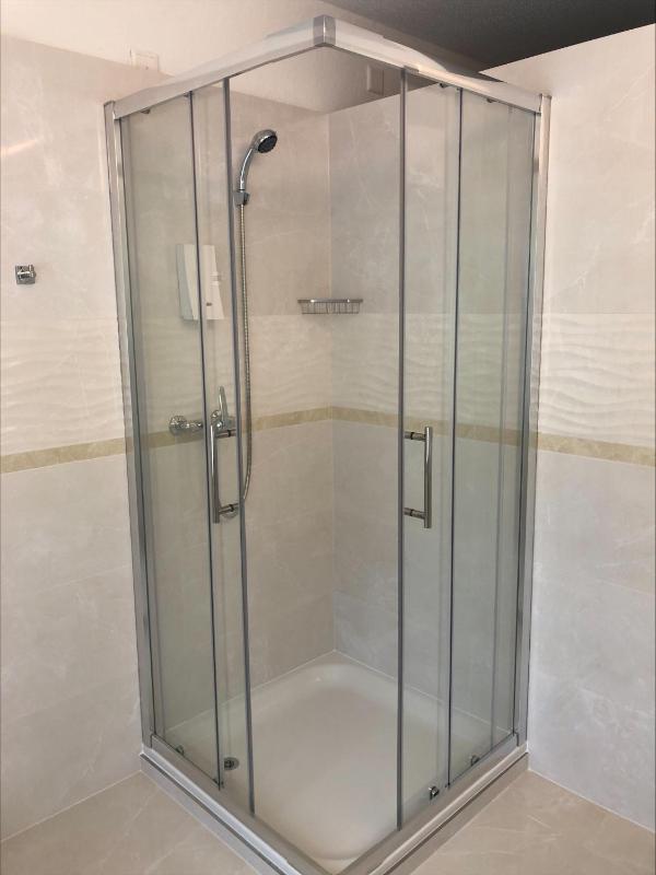 Single Room with Shared Shower and Toilet image 1