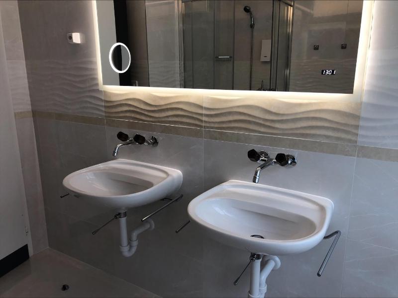 Single Room with Shared Shower and Toilet image 2