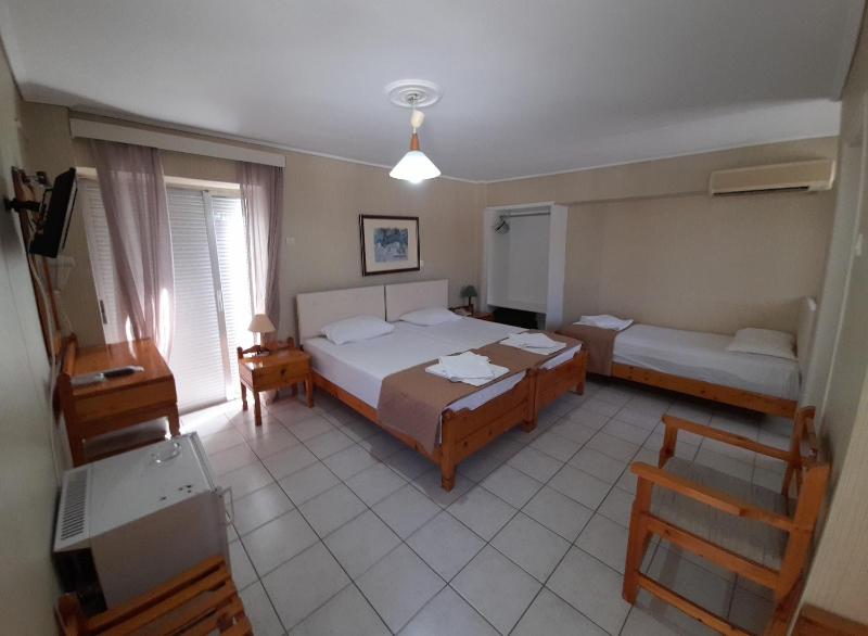 Twin Room with Extra Bed image 3