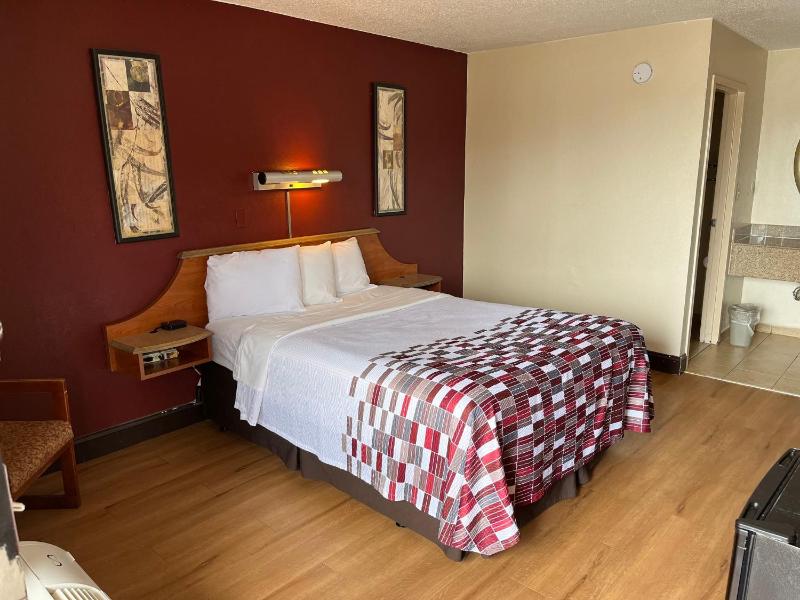 Deluxe Queen Room with One Queen Bed - Non-Smoking image 1