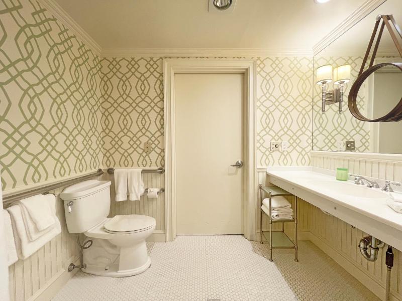 Deluxe King Room image 3