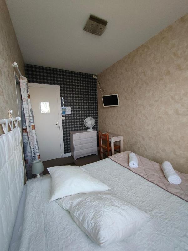 Double Room image 4