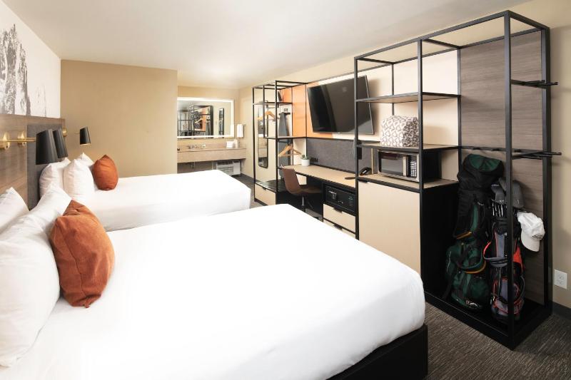 Queen Room, with 2 California Queen Beds image 3