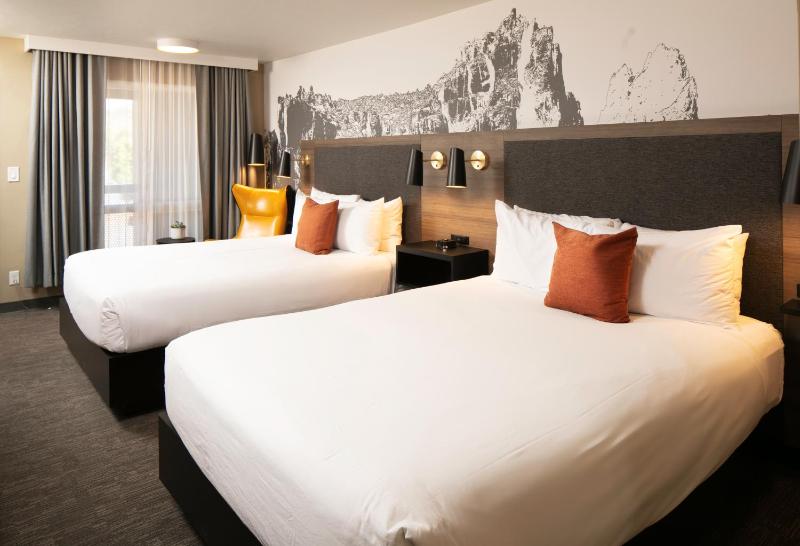 Queen Room, with 2 California Queen Beds image 1