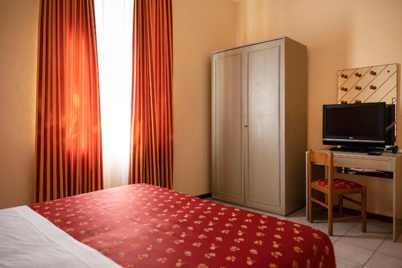 Basic Double or Twin Room image 3