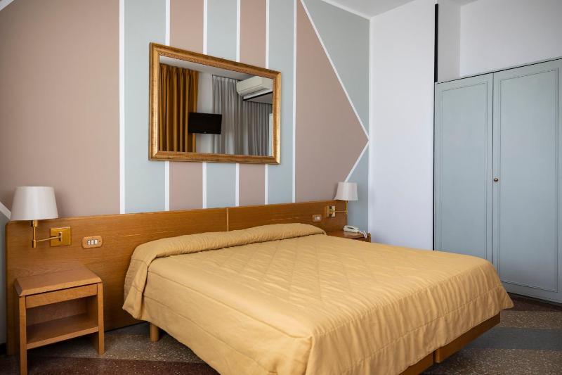 Standard Double or Twin Room image 4
