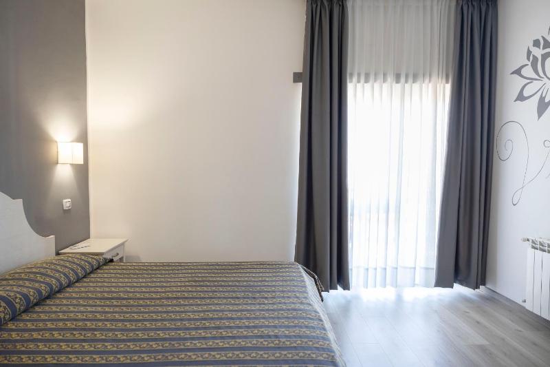 Standard Double or Twin Room image 1