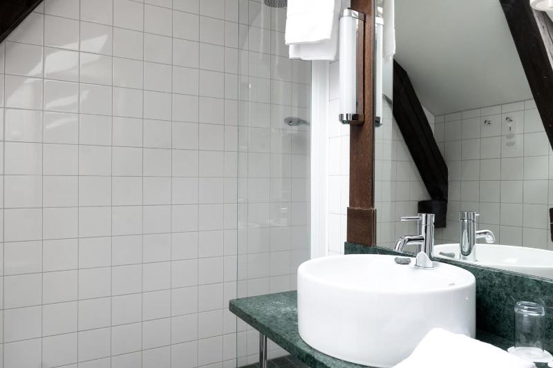 Deluxe Double or Twin Room image 3