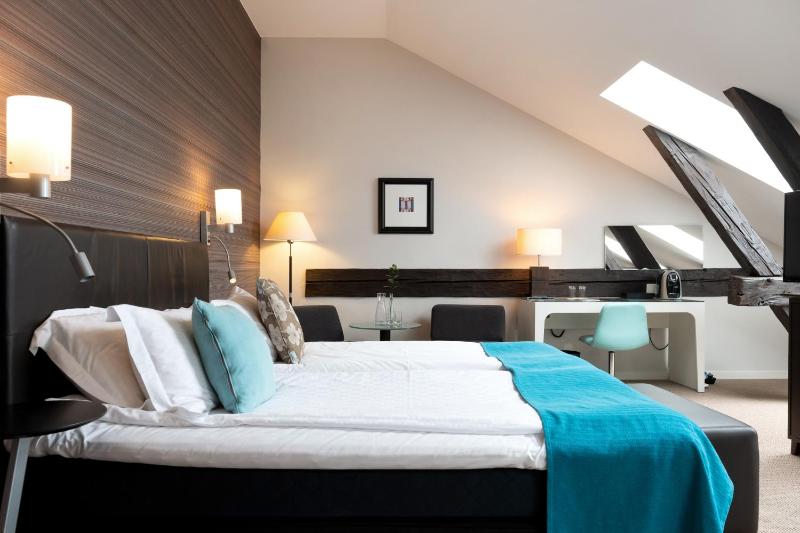Deluxe Double or Twin Room image 4
