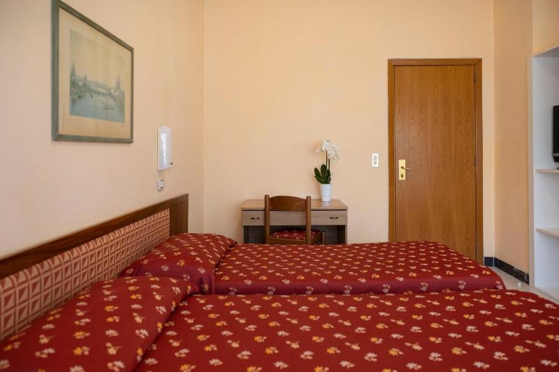 Basic Triple Room image 4