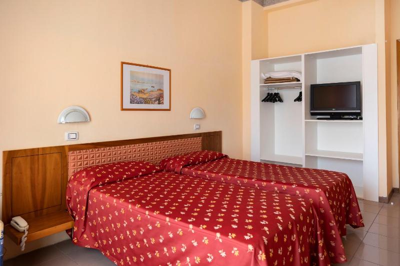 Basic Triple Room image 3