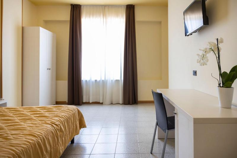 Standard Triple Room image 4