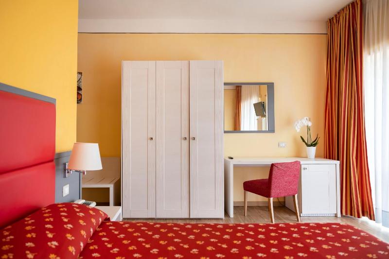 Standard Triple Room image 1